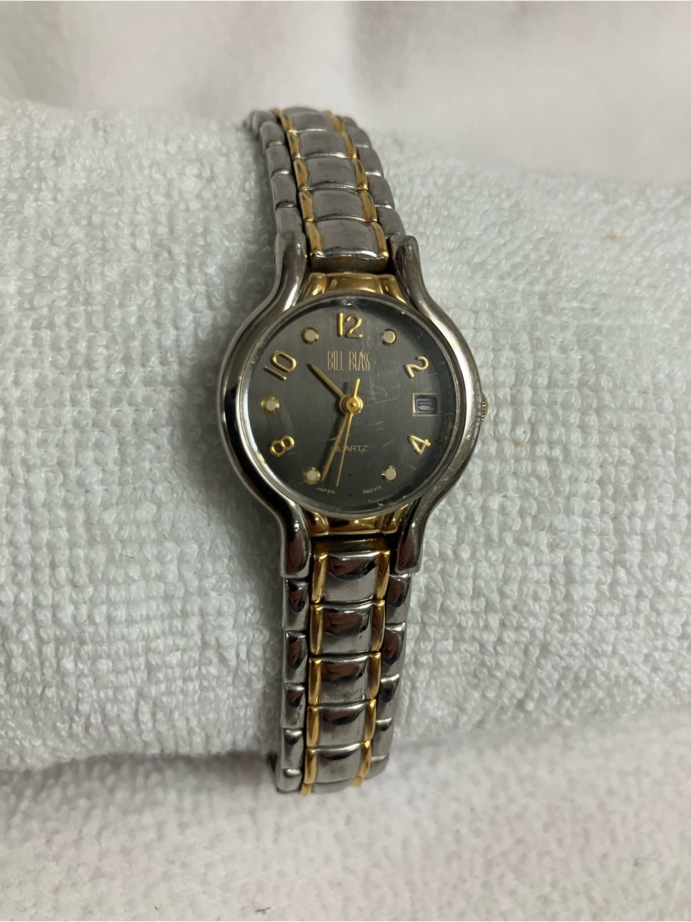 vintage Bill Blass women's quartz fashion wristwatch WORKS! Silver and gold tone